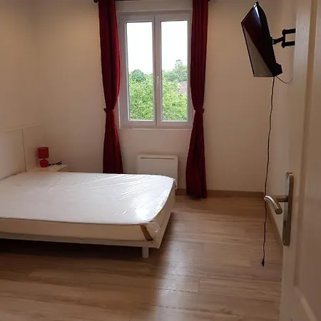 Tres Joli: Garden View With Private Parking